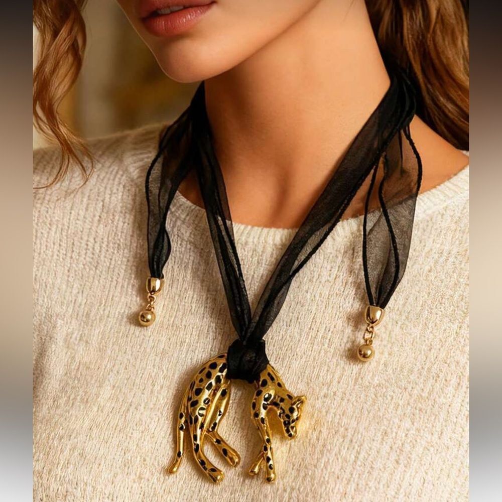 Elegant Leopard Pendant Necklace R66